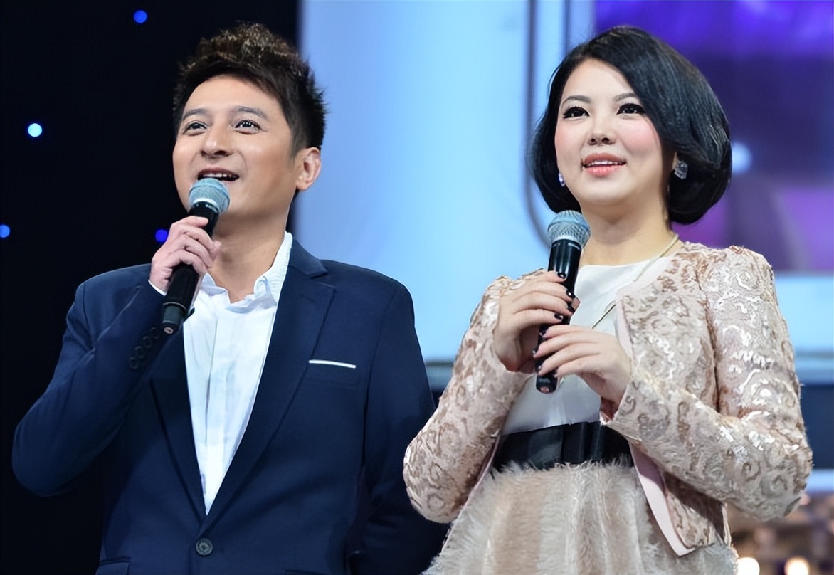 47岁李湘再次回归,一袭红色西装显富态,与李维嘉一起现身直播间