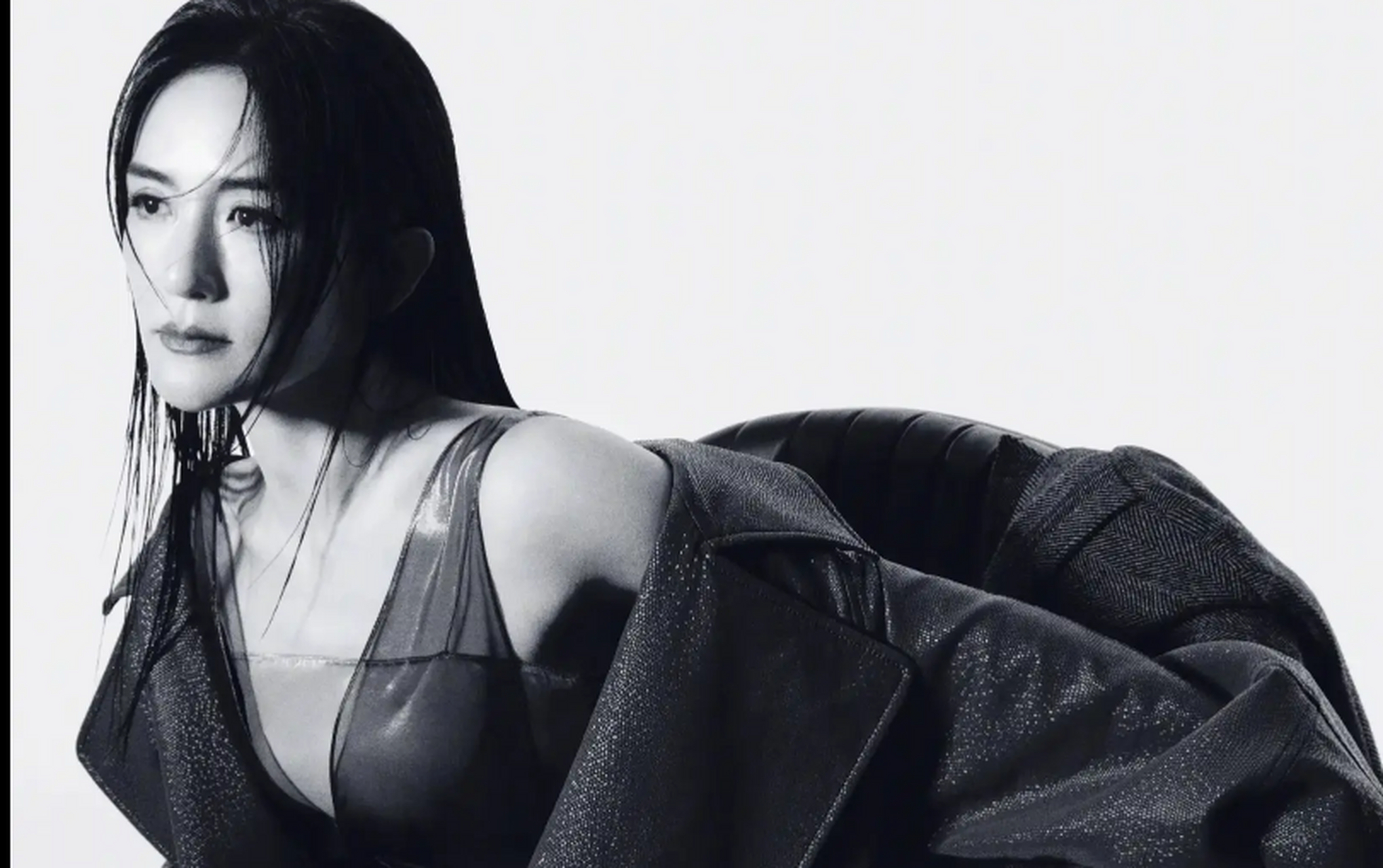 吊带透色薄纱裙,谢娜皮衣出镜,潇洒又洒脱!