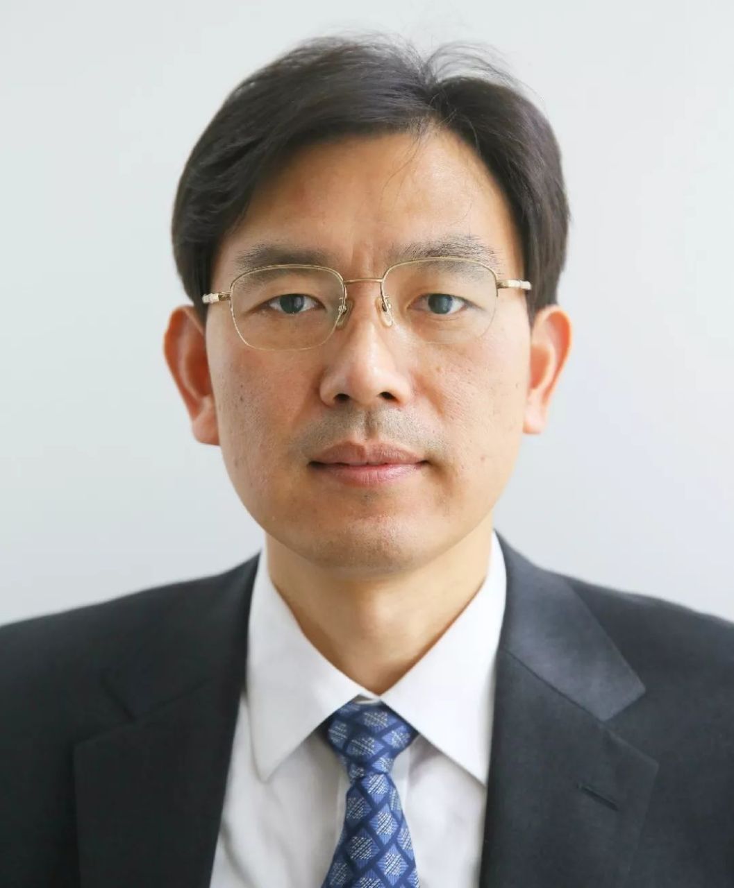 中共党员,中国科学院院士,担任清华大学的校长,党委副书记和教授职务