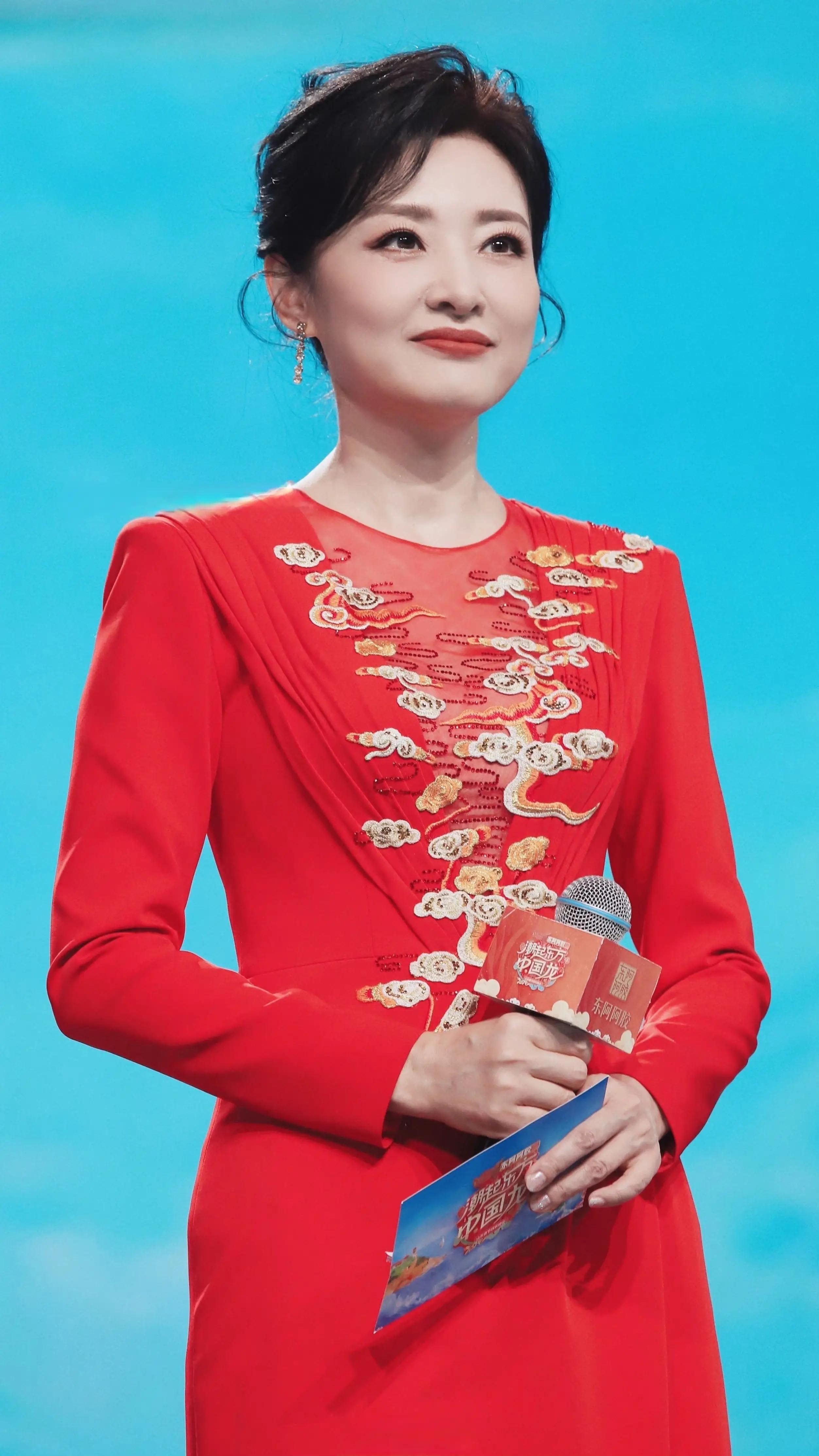 周涛再次亮相,用皮肤白皙状态征服观众!