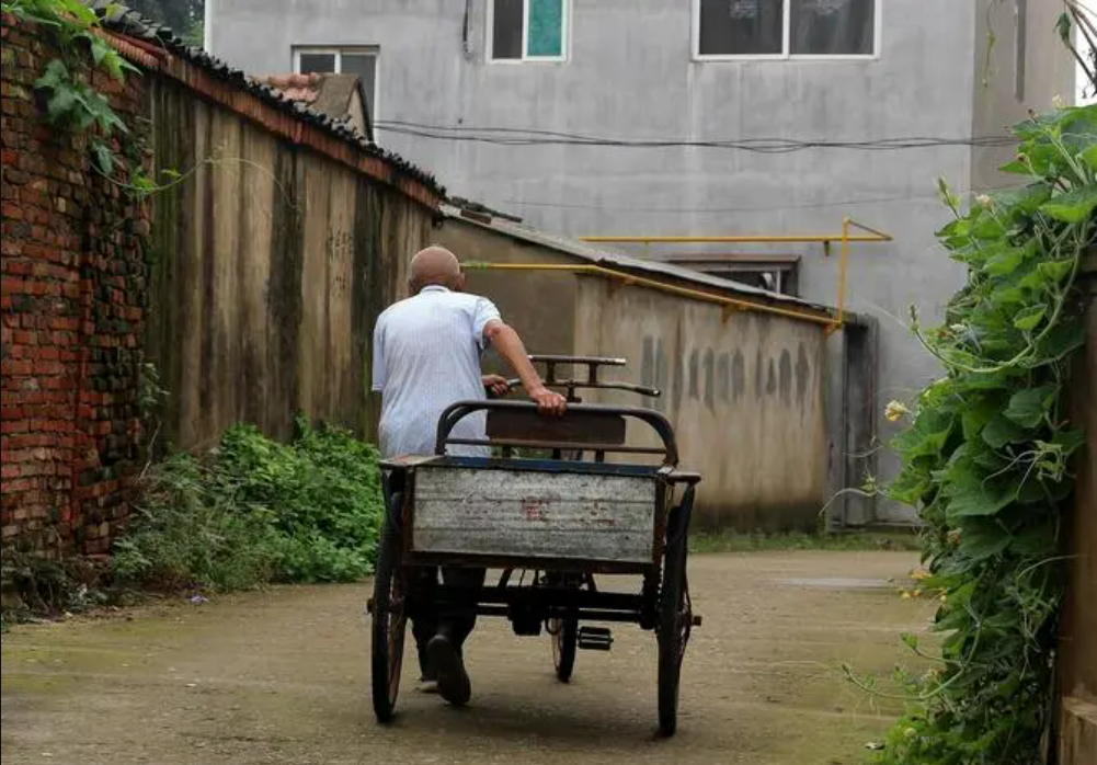 回顧53歲老人撿到兔唇棄嬰拾荒將其養大隻要我活著就有她口飯