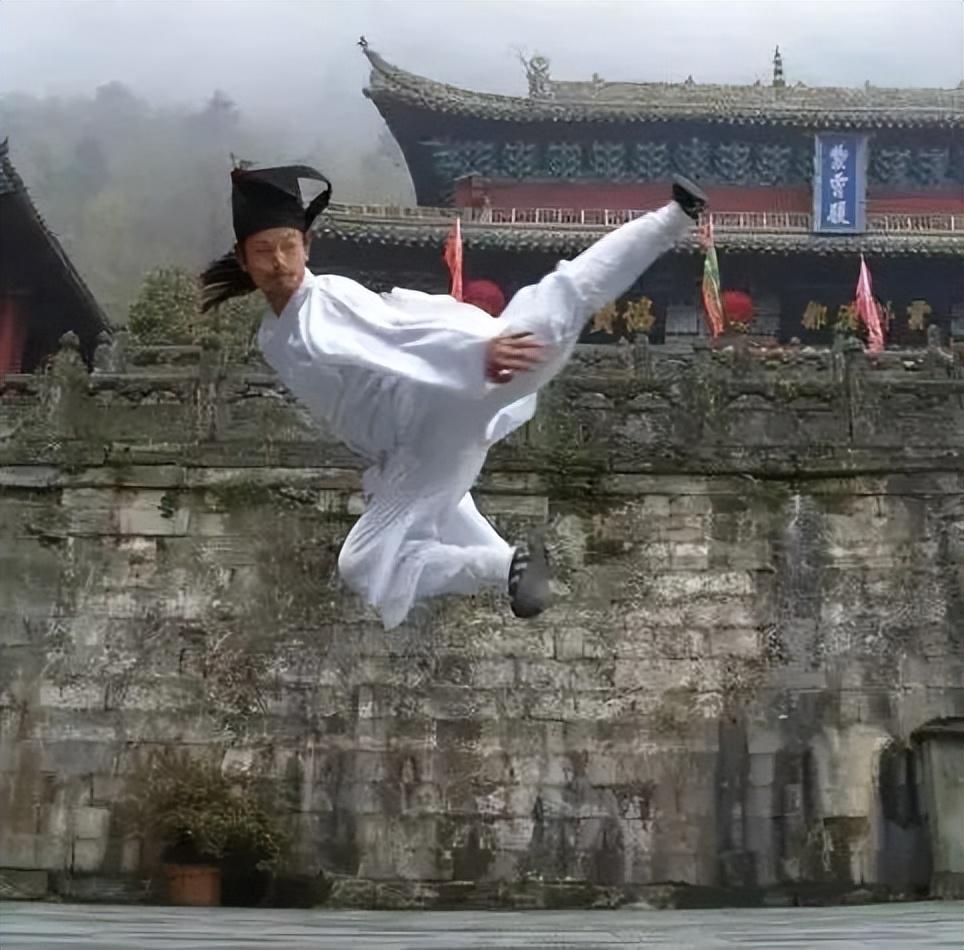 纪实:"轻功第一人"陈师行,4米高墙一跃而上,曾跳下19米高悬崖