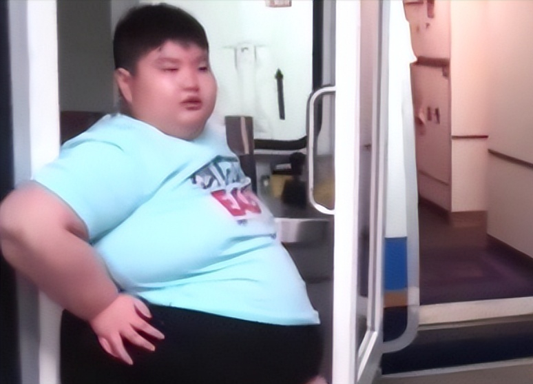 2000年,徐周磊出生在江西丰城,他是家里最小的孩子,上面还有一个哥哥