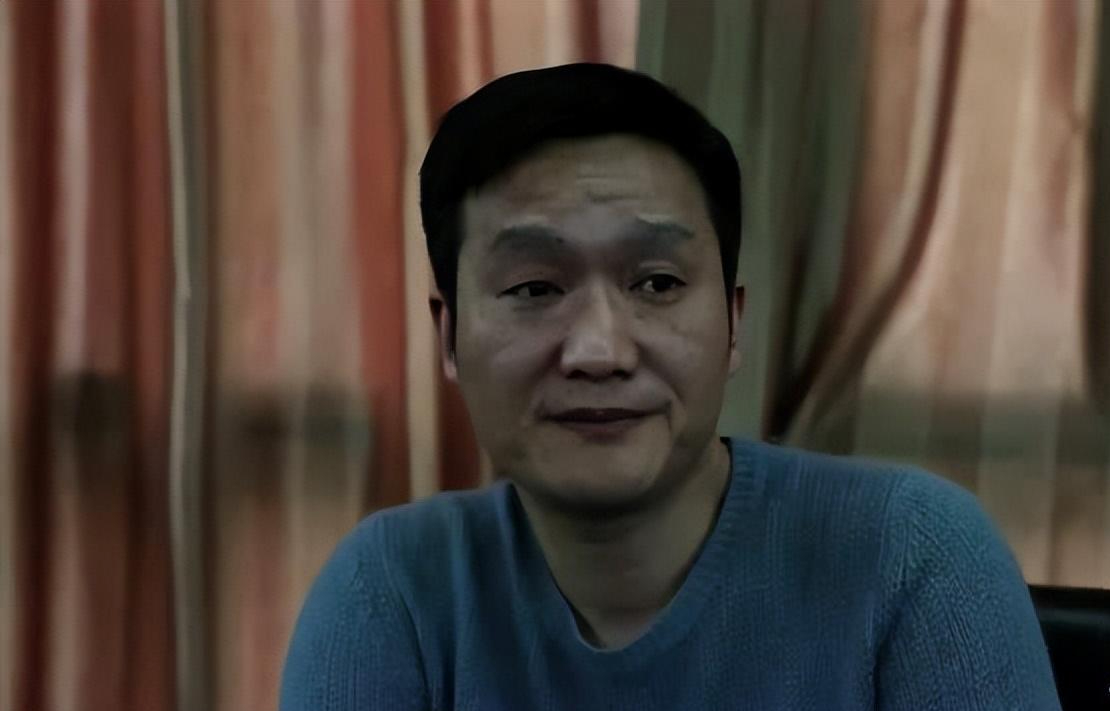 这个男子叫王银达,1972年出生在浙江省慈溪市,他的父亲是当地一家大