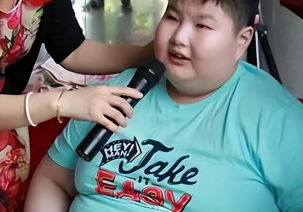 此时才刚满14岁的徐周磊身高不到一米六,体重却达到了300多斤,俨然一