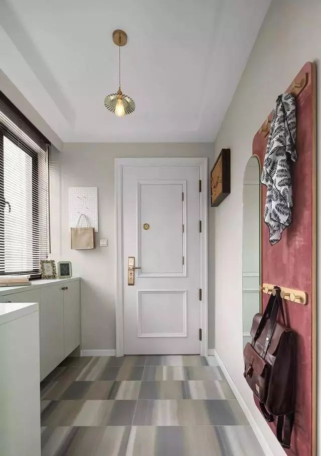 小户型玄关瓷砖拼贴案例分享:  1.