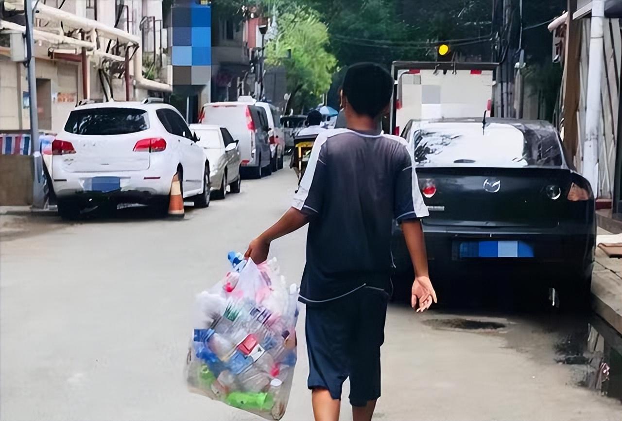 回顾:男孩父母双亡捡废品为生,他在坟前发誓好好学习707考北大