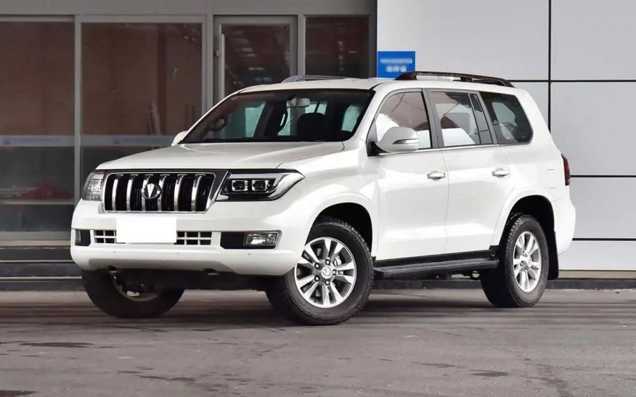 恒天l4600,仅20万享v8引擎,炫酷外观,改装空间大.