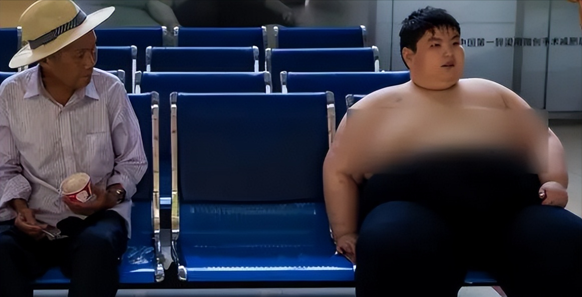 此时才刚满14岁的徐周磊身高不到一米六,体重却达到了300多斤,俨然一