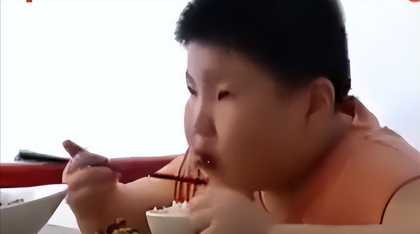 回顾14岁江西男孩重达300斤一顿能吃八碗饭离世前痛哭我要减肥
