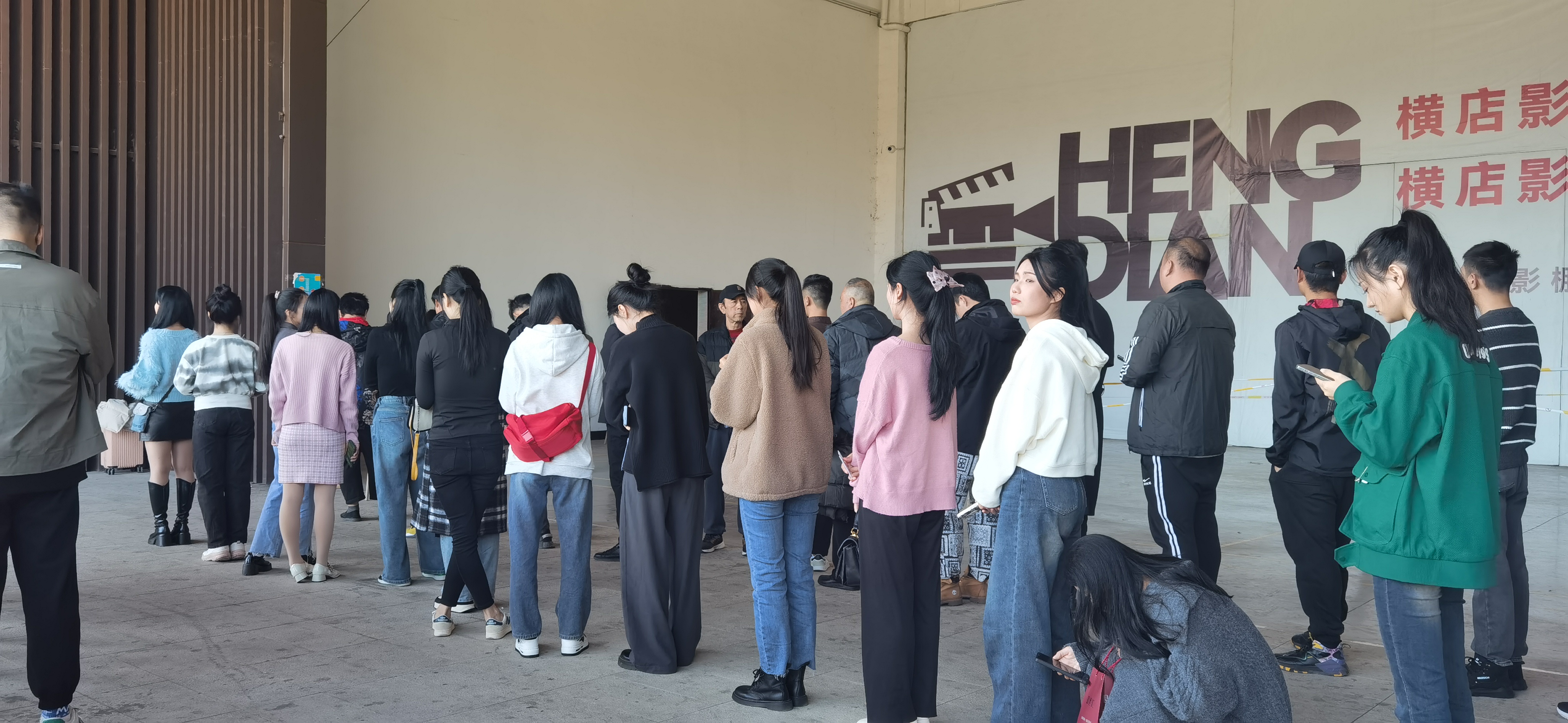 横店演员主要有几类, 1.群众演员 无要求,18岁以上就行