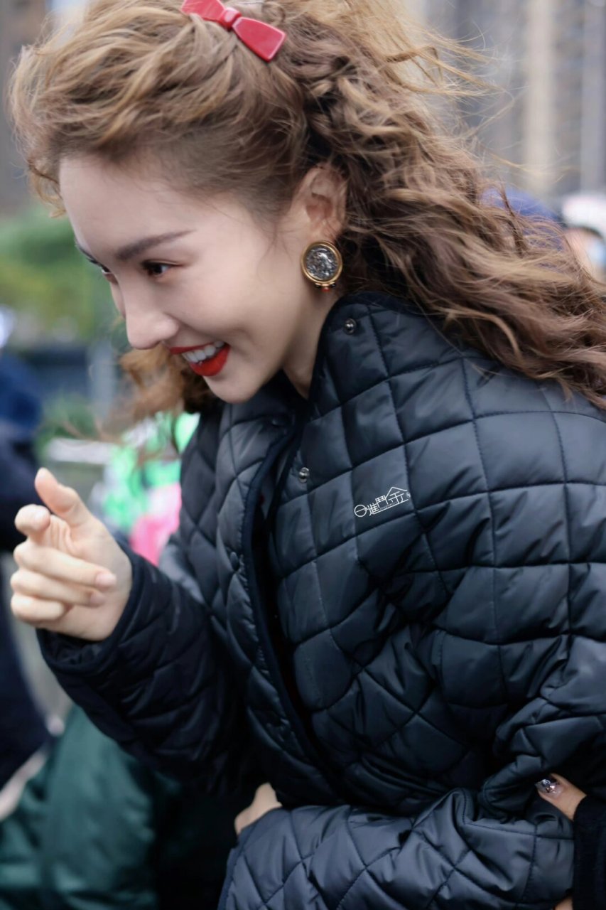 金晨小卷毛配蝴蝶结发夹好可爱呀!  发色很漂亮