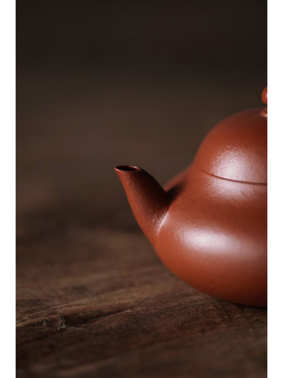 一件独具匠心的艺术品——羊角山紫砂壶  这款壶以其卓越的工艺和品质