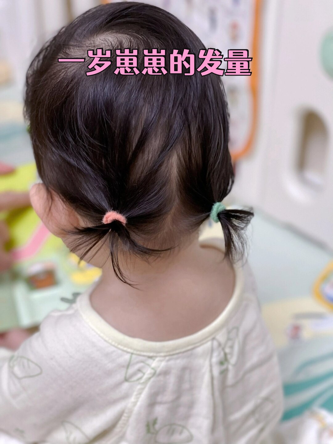宝宝稚嫩的脸庞和柔软的胎发真的是让人忍不住想要亲吻一番