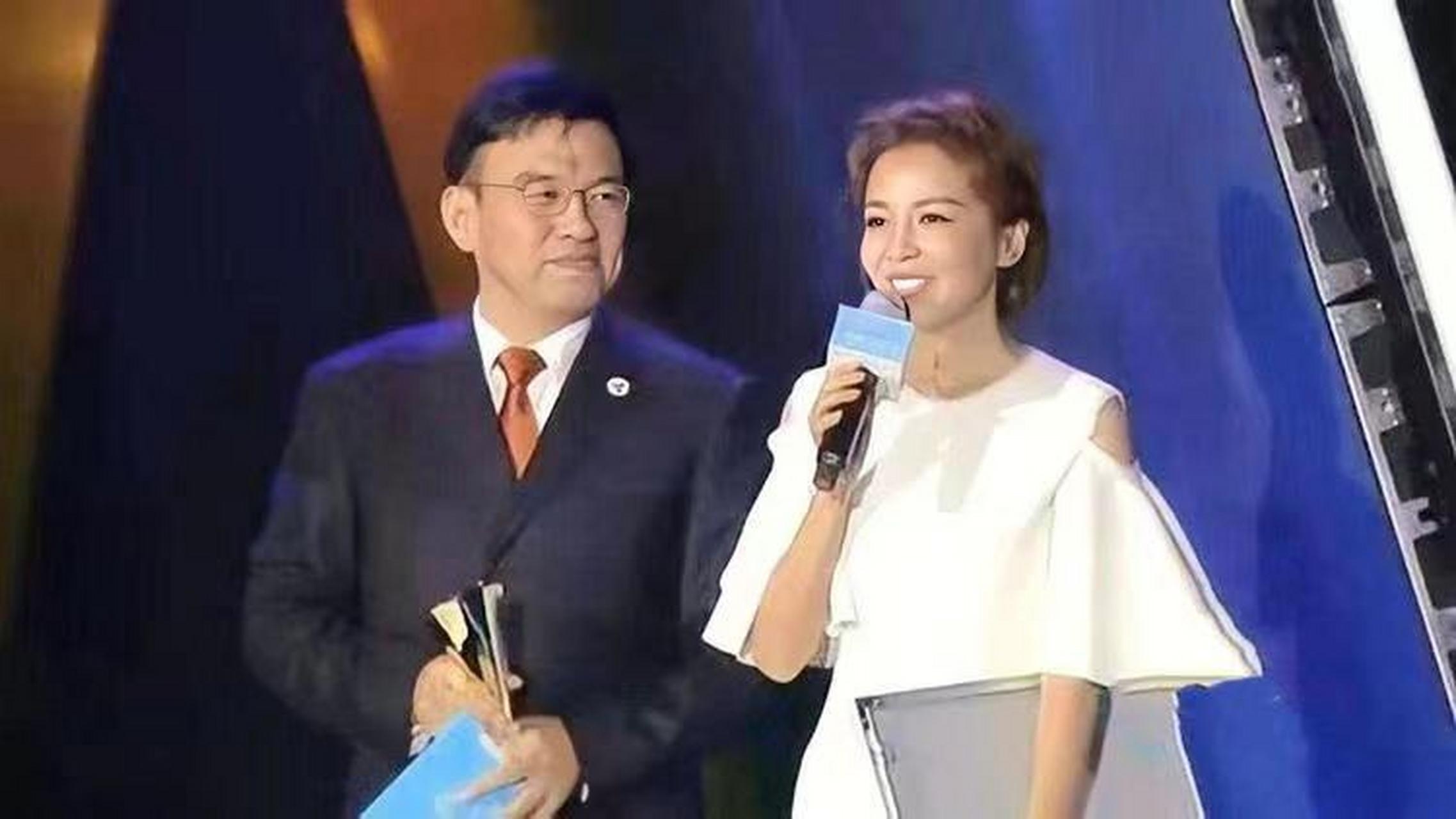 2004年,中央主持人王志向朱迅求婚