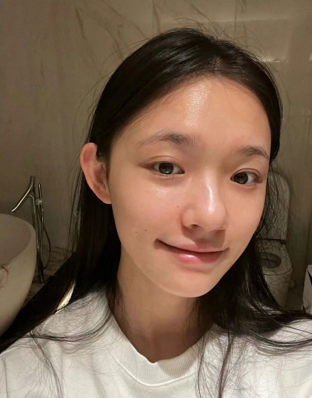 明星素颜仍然亮眼,揭示保养秘诀吸引公众注意  明星们在社交媒体上