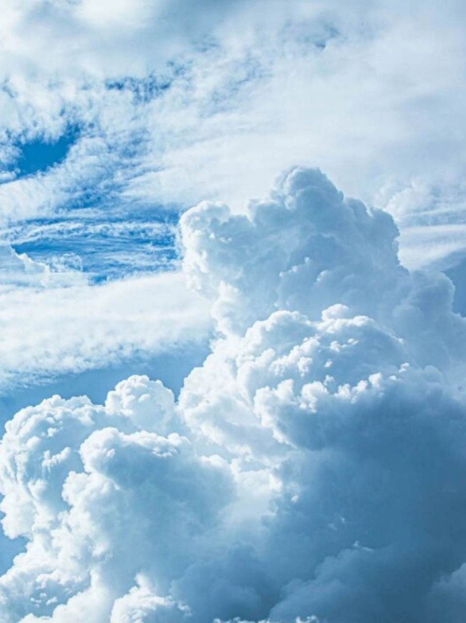 梅雨结束后出现在夏天天空上的妖怪  在一些东亚文化中,天狗是一种