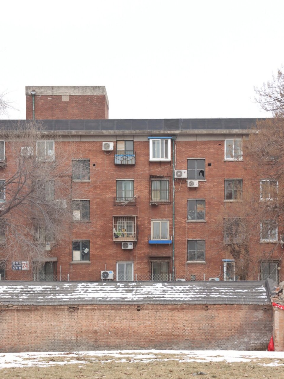 这栋房子是80年代建成的住宅楼,典型的小天井住宅设计,每一层都有两户