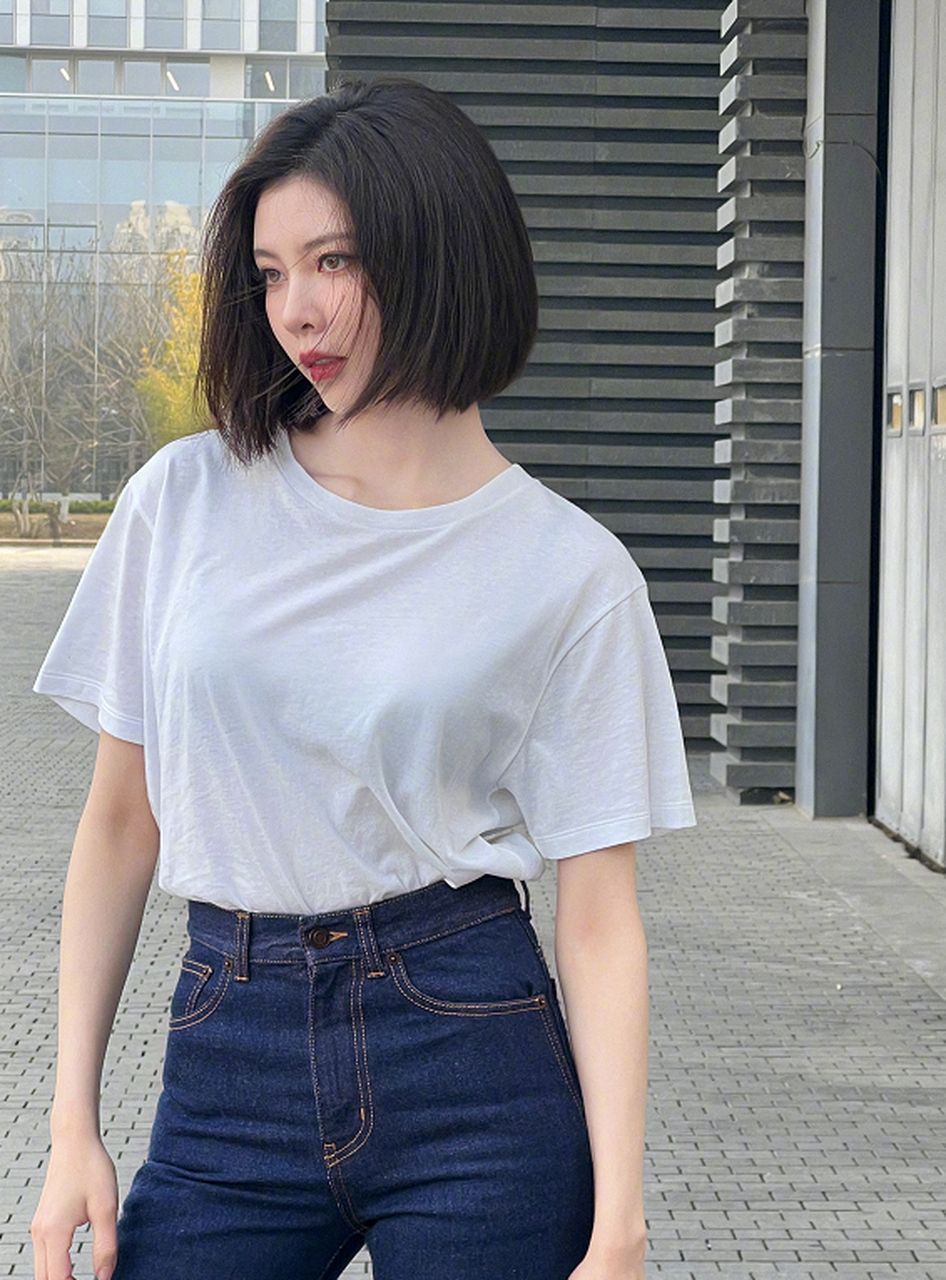 短发白t,牛仔裤再加上高跟鞋,宋妍霏的穿搭真飒!