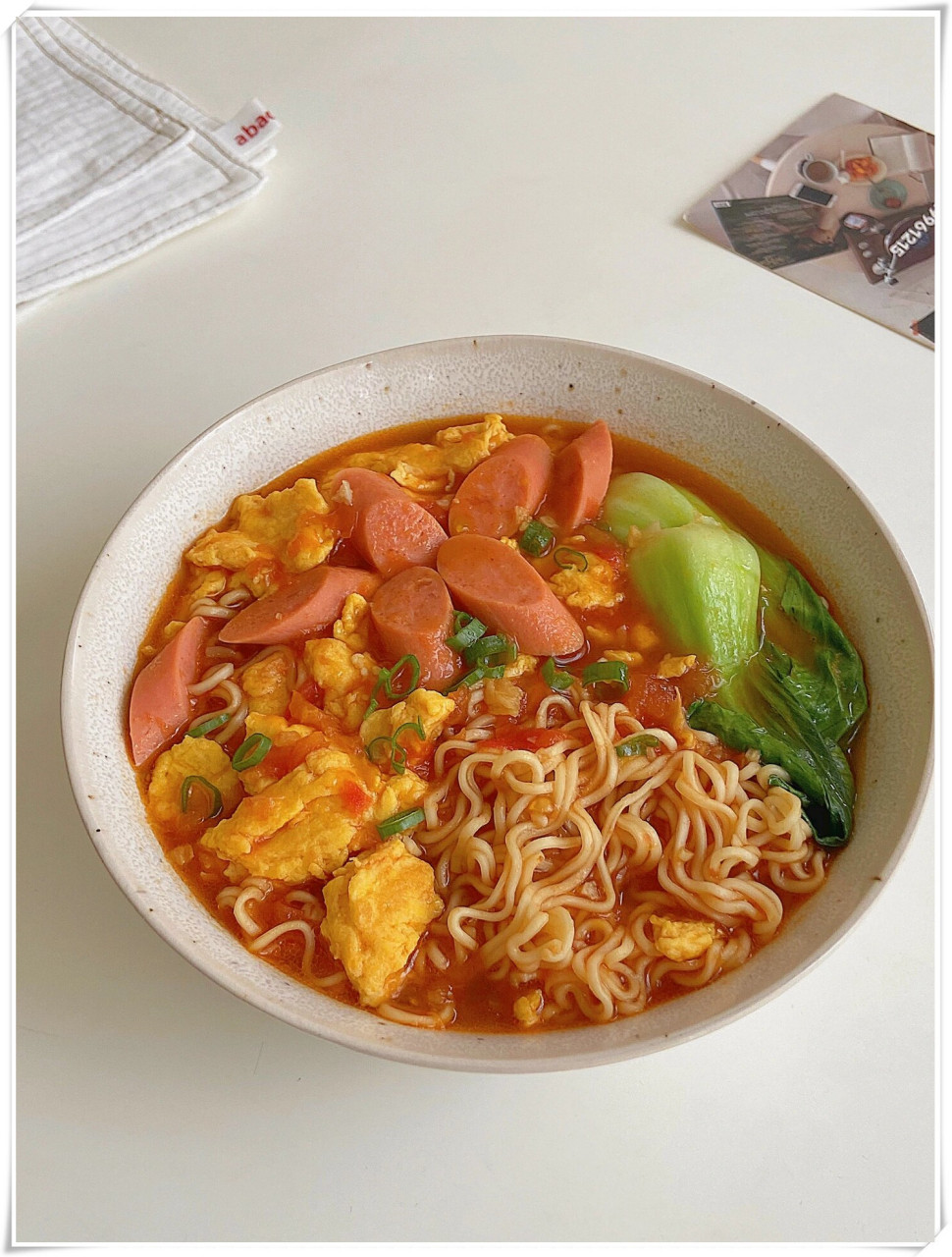 食材简单,包括番茄,面条,火腿肠,蒜末,葱花,青菜.