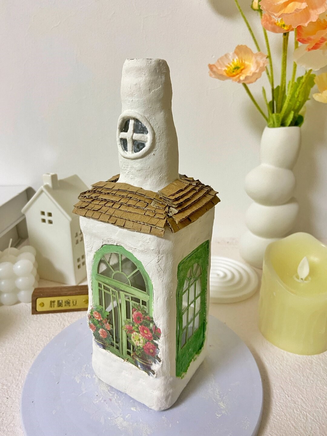 谁能想到,昨日微醺后的空酒瓶,摇身变为一座微型玻璃城堡,光影交错间