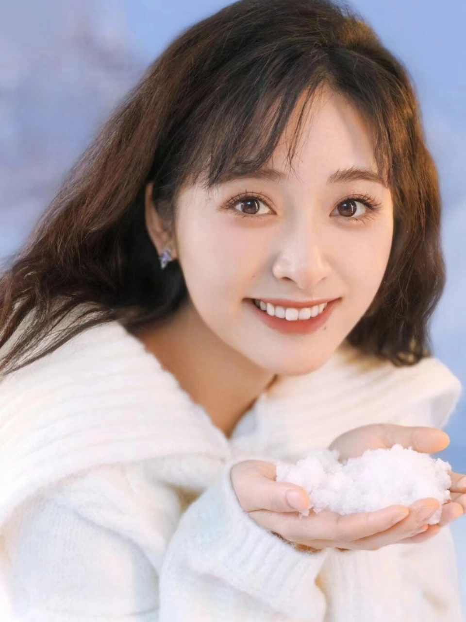 沈月冬日写真  沈月,1997年2月27日出生于湖南省邵阳市武冈市,中国