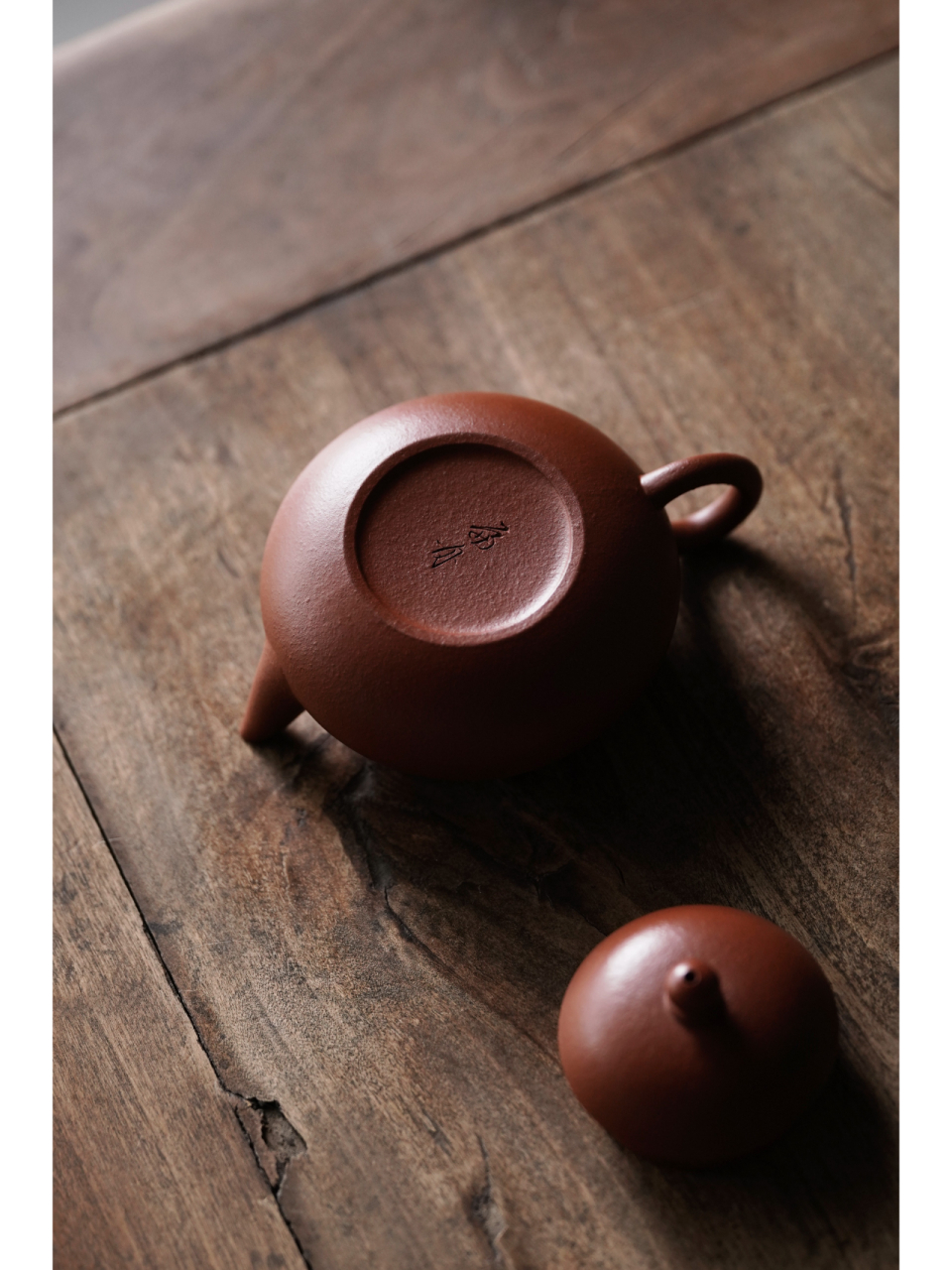 一件独具匠心的艺术品——羊角山紫砂壶  这款壶以其卓越的工艺和品质