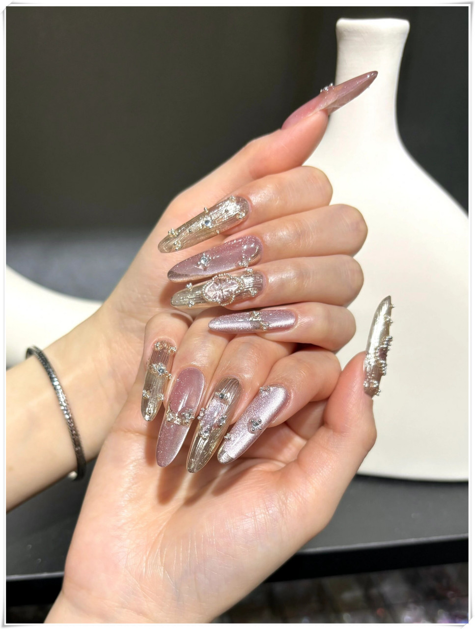 新年美甲|blingbling的布契拉提粉猫眼  猫眼效果闪闪发光,搭配粉色和