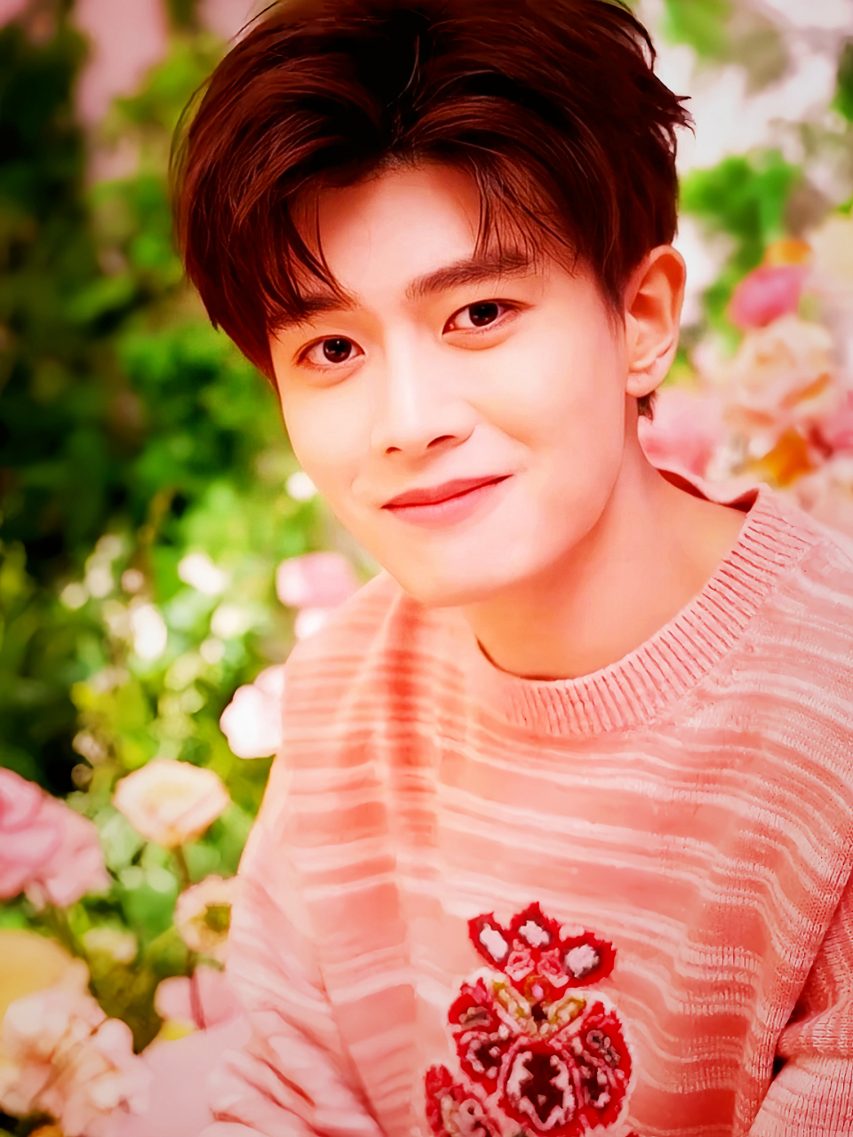 和任嘉伦赴一场etro乌代布尔炙爱之约,今天是粉粉嫩嫩,带着括弧笑来的