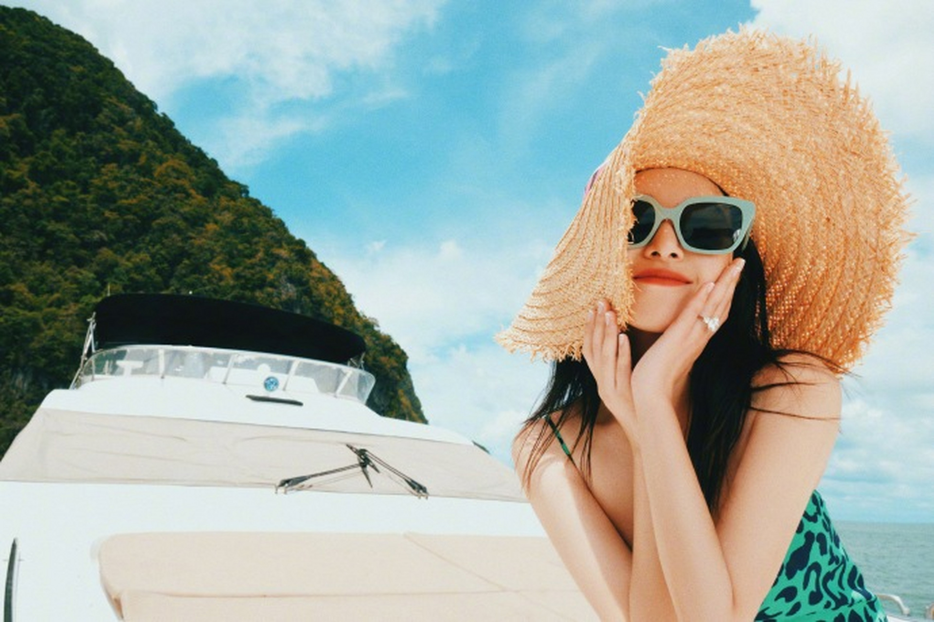 阚清子绿色吊带裙,解锁清凉夏日穿搭 阚清子分享夏日海边写真,"开始