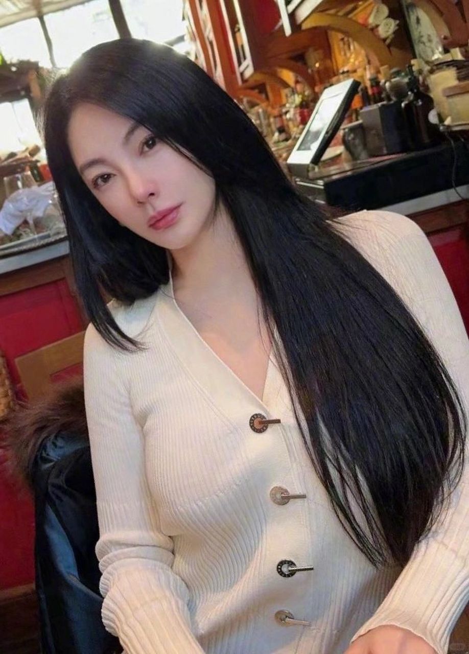 张雨绮,一个充满魅力的女人.她的穿搭总是引领潮流,独具匠心!