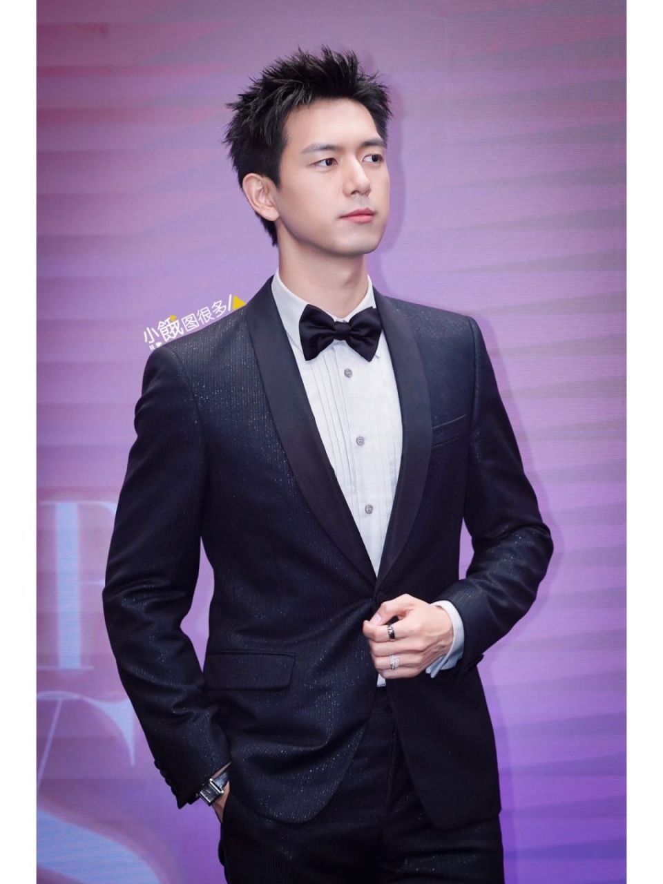 李现红毯造型解析:黑西装与衬衫的璀璨魅力  5月30日,当我看到李现