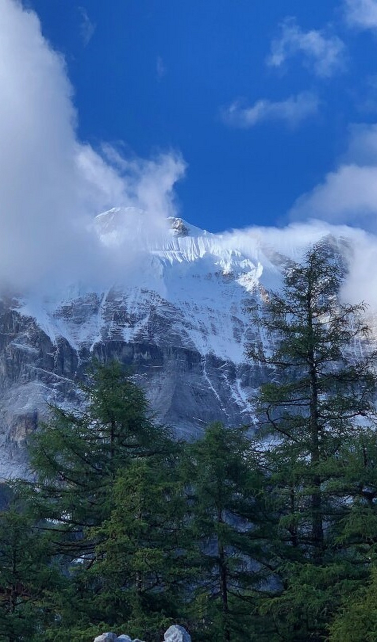 亚丁三座神山图片