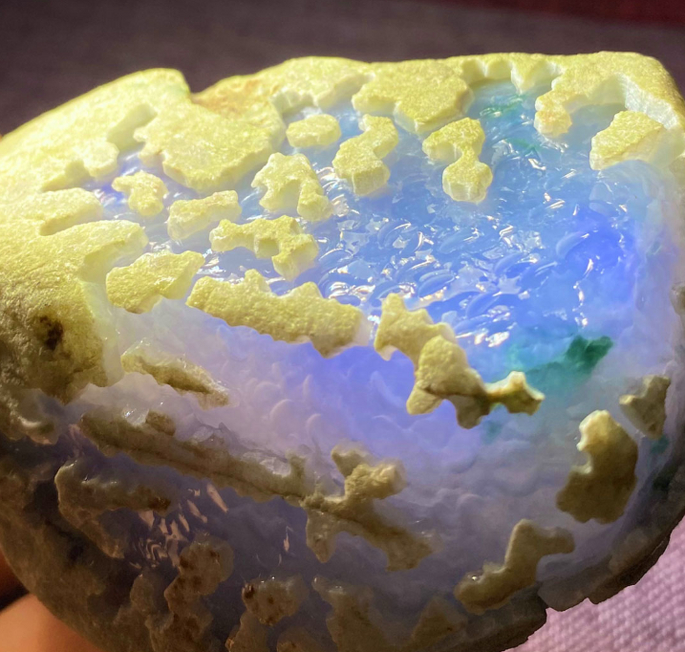 点击头像看直播# #翡翠原石#东陵玉不是翡翠,但是它的色和灯光结合