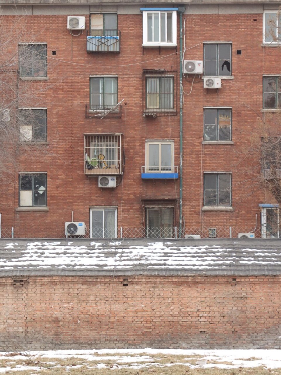 这栋房子是80年代建成的住宅楼,典型的小天井住宅设计,每一层都有两户