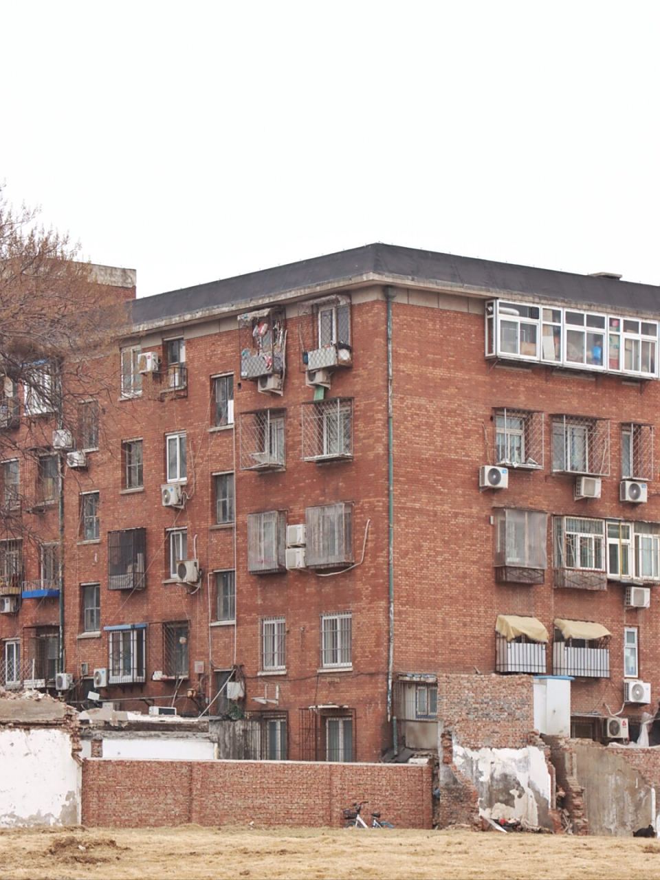 这栋房子是80年代建成的住宅楼,典型的小天井住宅设计,每一层都有两户