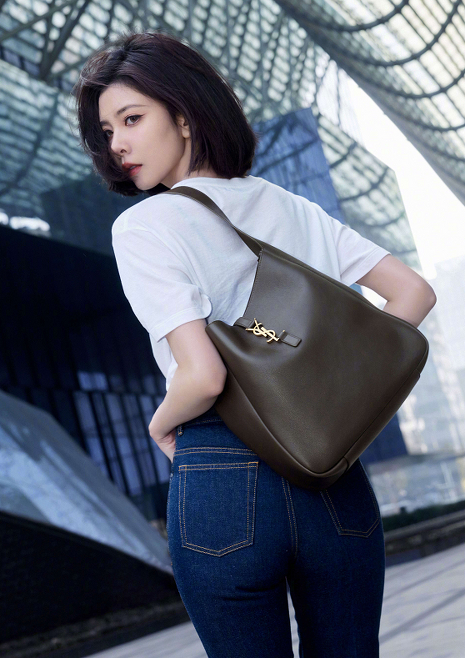 短发白t,牛仔裤再加上高跟鞋,宋妍霏的穿搭真飒!