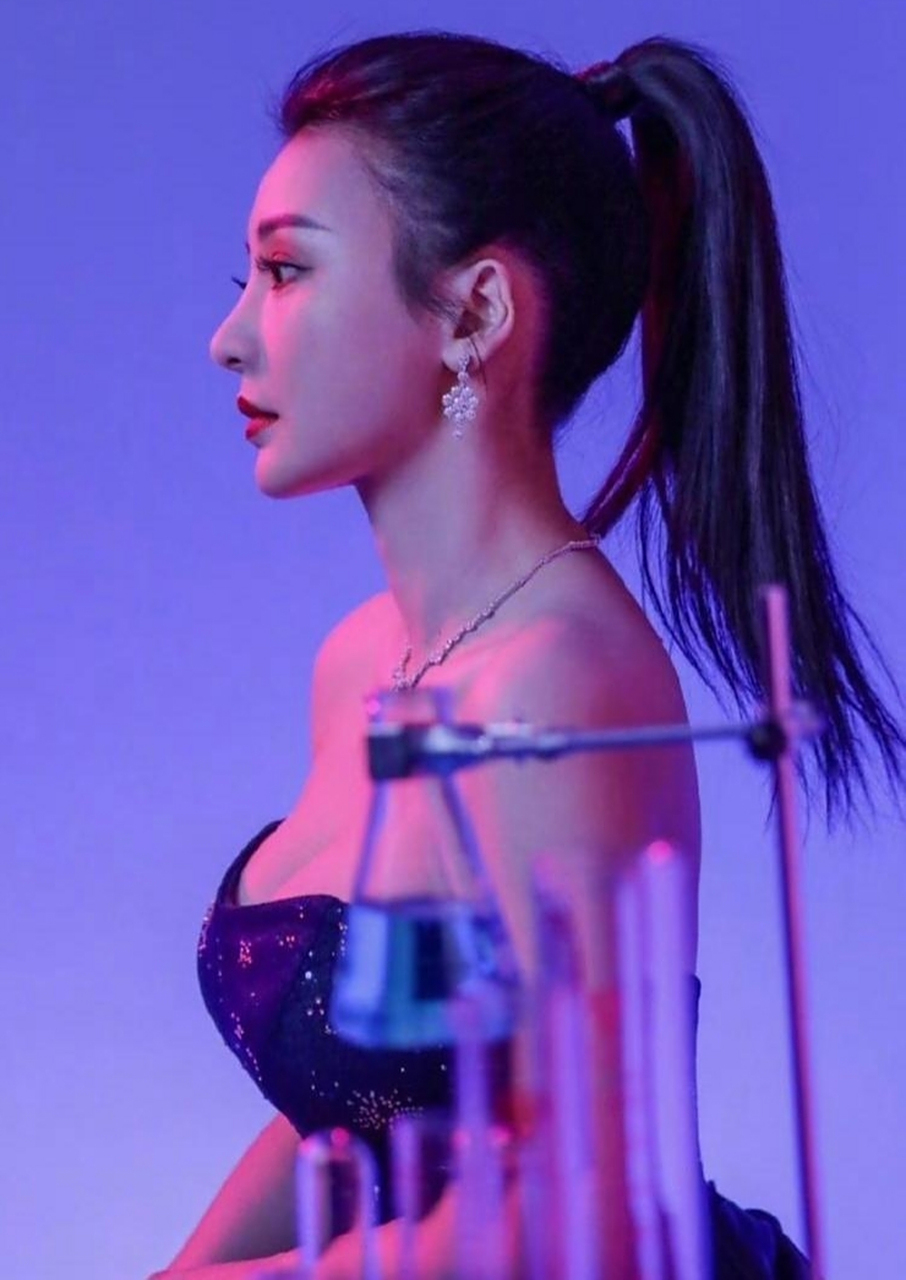 柳岩穿黑色低胸装扎高马尾好漂亮,性感优雅,又美又飒,大秀事业线!