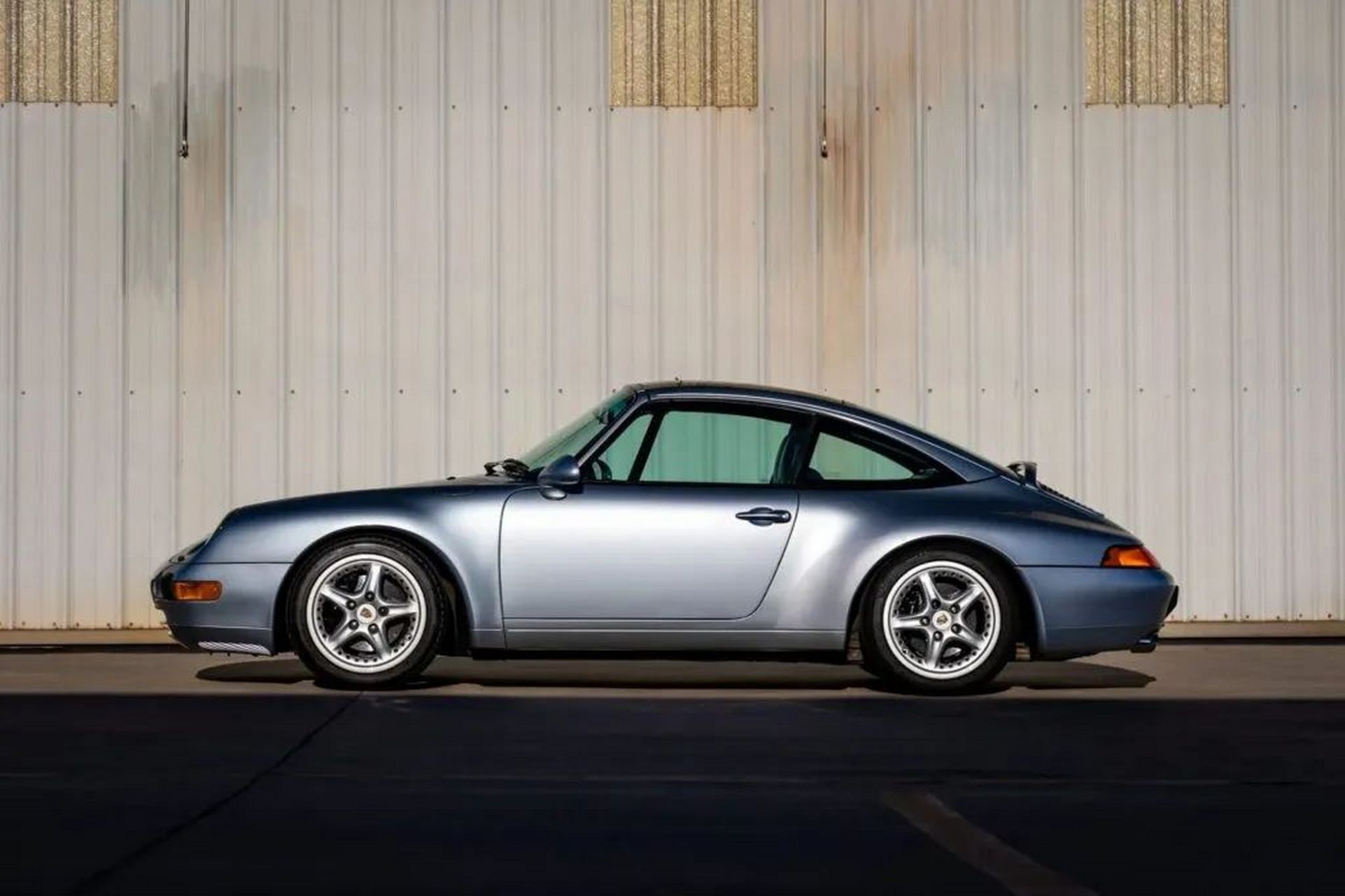 这台经典的保时捷911carreratarga不仅是高性能跑车,更是一段历史的