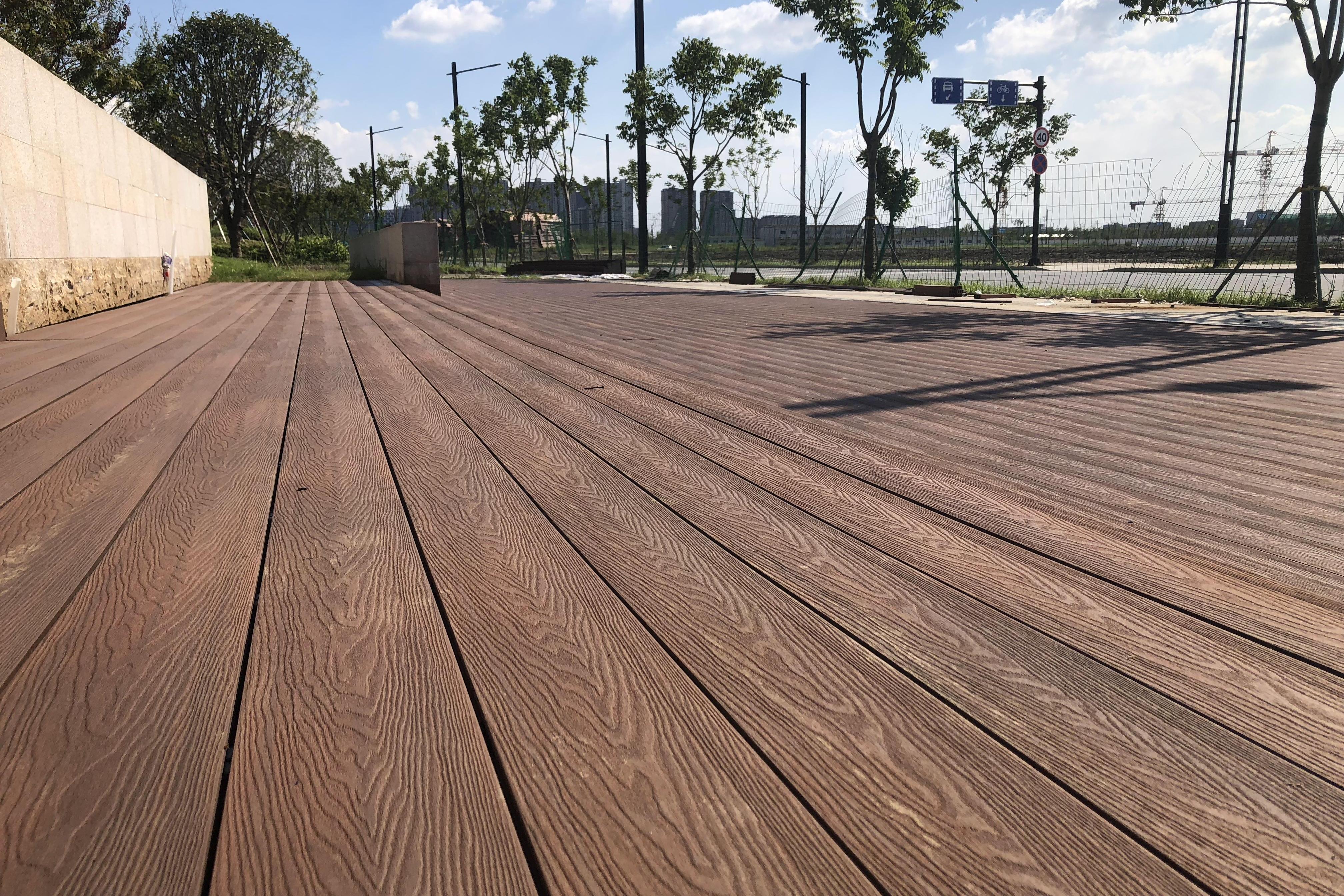 塑木地板是一种环保防滑的地板材料,由热处理木粉和塑料混合而成