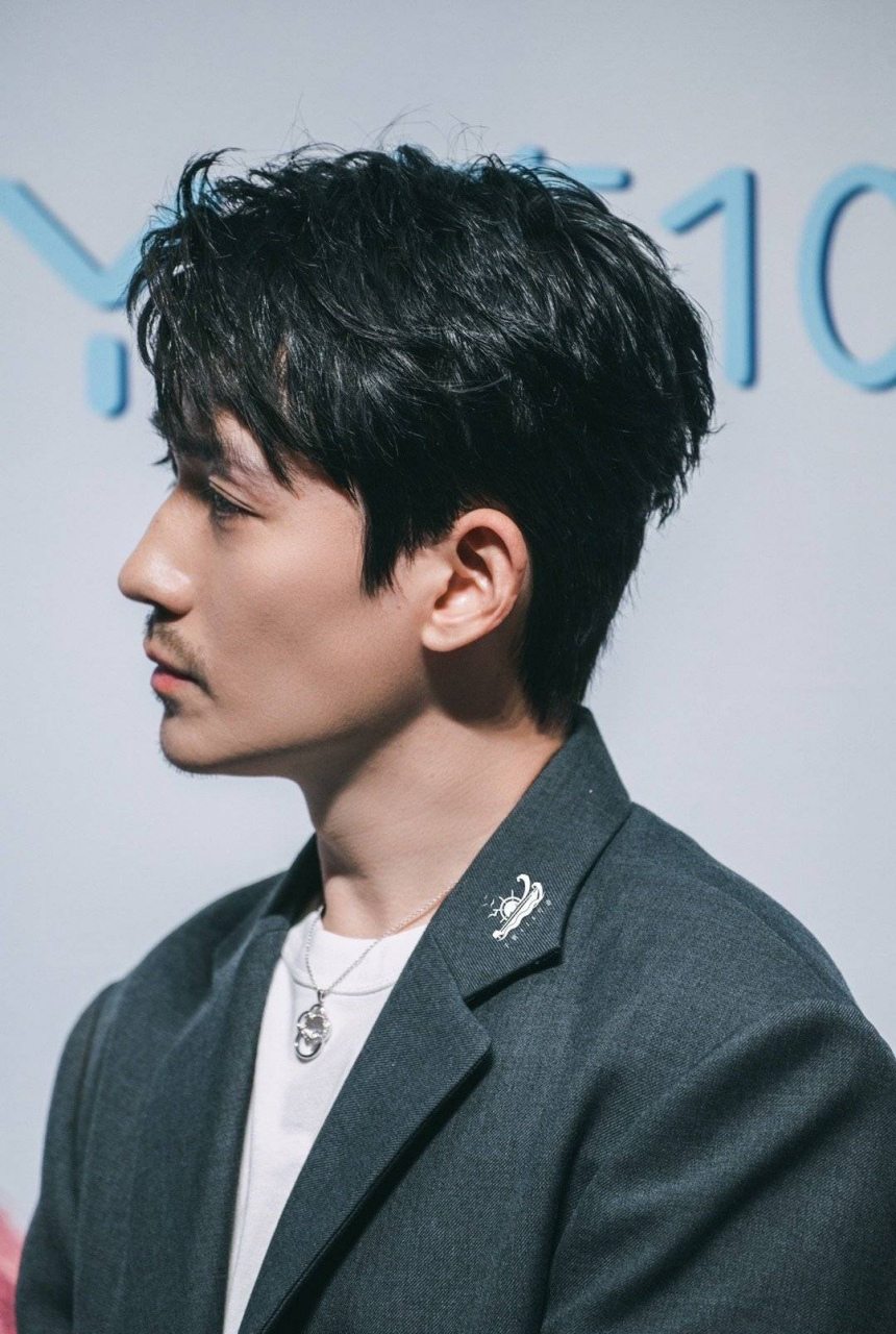 朱一龙这样的漂亮男人即便留胡子也是干干净净的!