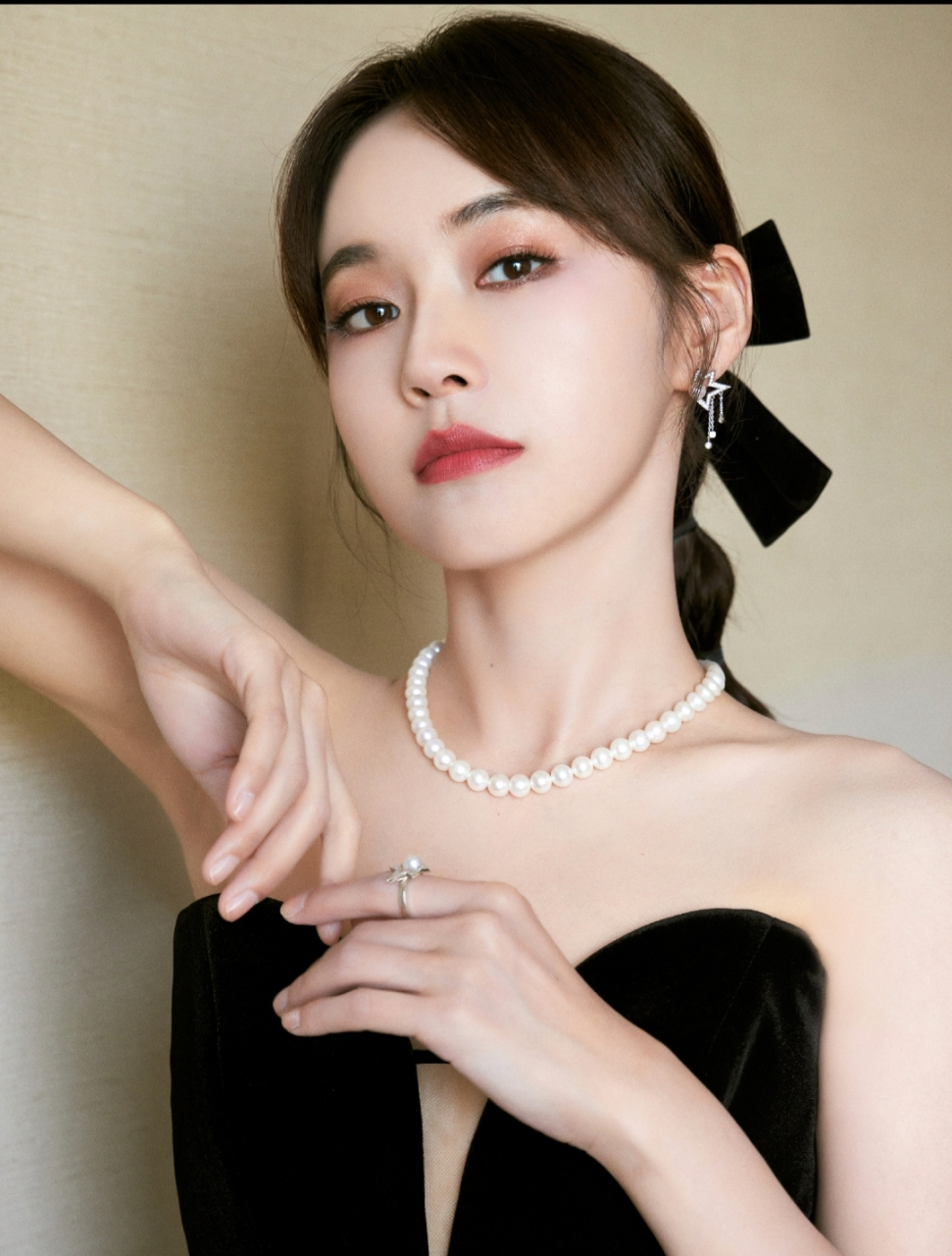 张佳宁身穿黑白简约抹胸礼服好惊艳,落落大方,高贵典雅!