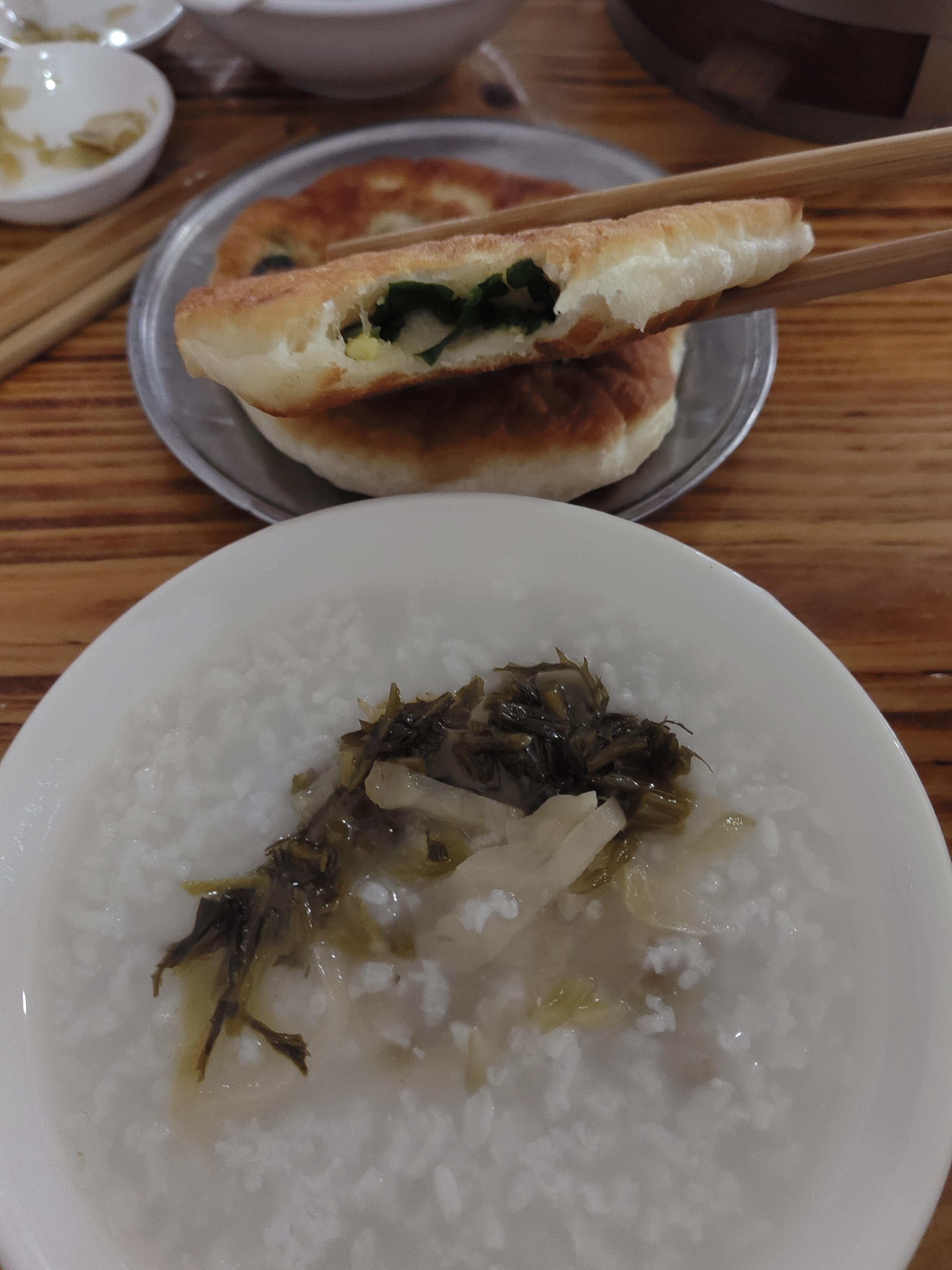 今日份早餐分享韭菜盒子俩白粥一碗