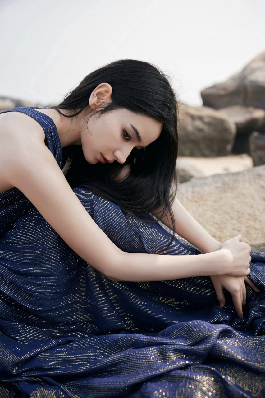 在代斯海边,石礁如古老的守望者静默伫立.