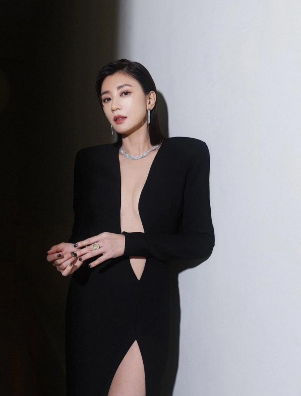 贾静雯的御姐穿衣打扮也太吸晴了!