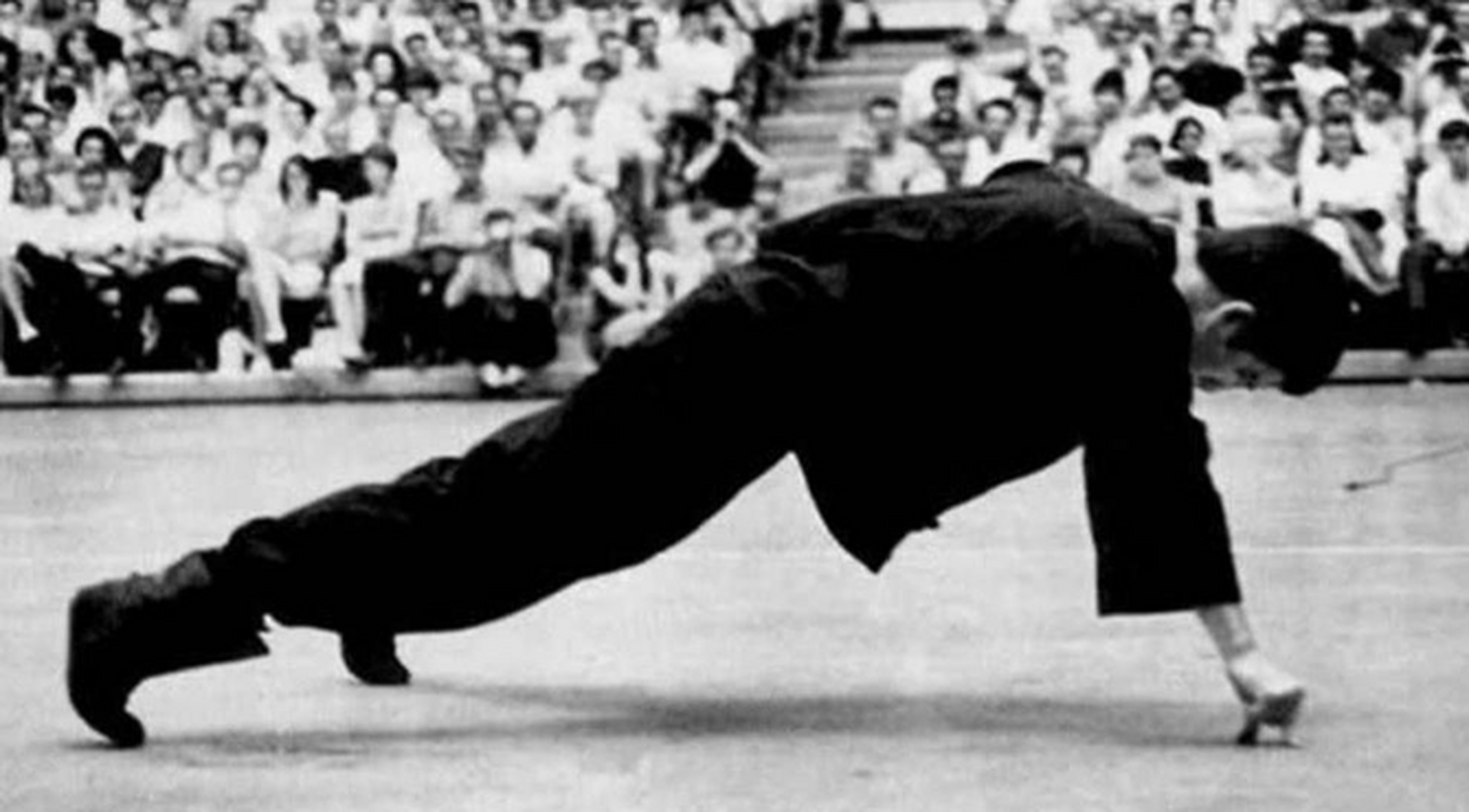 李小龙的绝技单手俯卧撑只用两根手指,背后是他无数次的练习和努力.