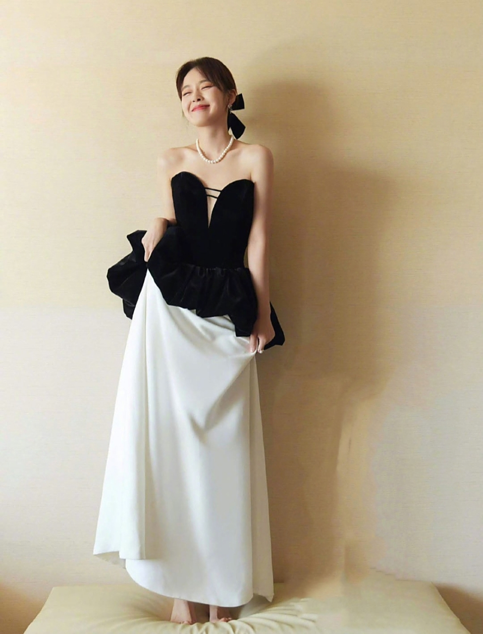 张佳宁身穿黑白简约抹胸礼服好惊艳,落落大方,高贵典雅!