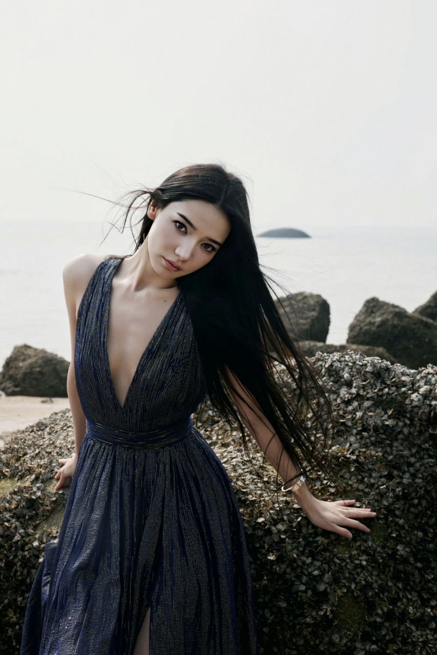 在代斯海边,石礁如古老的守望者静默伫立.