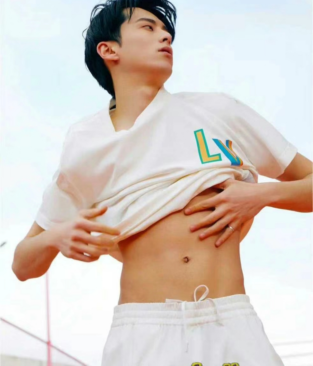 不过,王鹤棣的肚脐眼倒是高的离谱.#星娱大事记