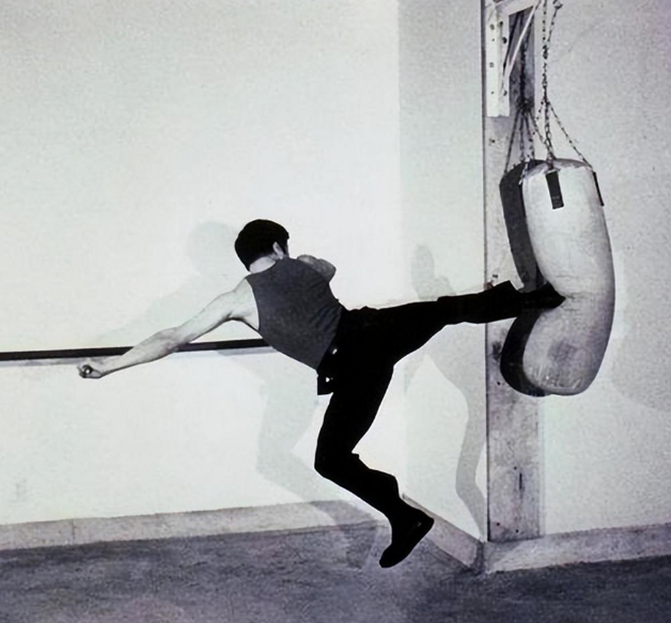 李小龙的绝技单手俯卧撑只用两根手指,背后是他无数次的练习和努力.